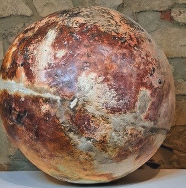 Oeuvre sphère en terre de 60cm de diamètre